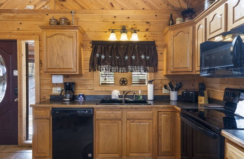 Branson Cedars Cabin | Luxury Log Cabin Over 2400 Sq Ft-GameTable-Free Tickets-Hot Tub-CarCharger