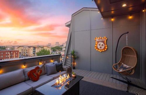 Buena Vista House | Luxury Nashville - Fire Table Balcony & City Views