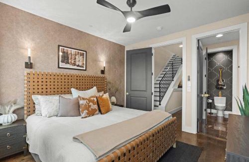 Buena Vista House | Luxury Nashville - Fire Table Balcony & City Views