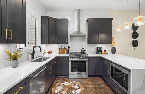 Buena Vista House | Luxury Nashville - Fire Table Balcony & City Views