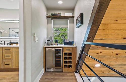 Gober House | Luxury Ranch Retreat, Hot Tub, Private Fishing Pond, Longhorns, Sleeps 6