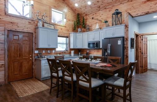 Reeds Spring Cabin | Majestic Moose Lodge - 5 Star Resort Amenities, Pool, Lake, Gym, Tennis