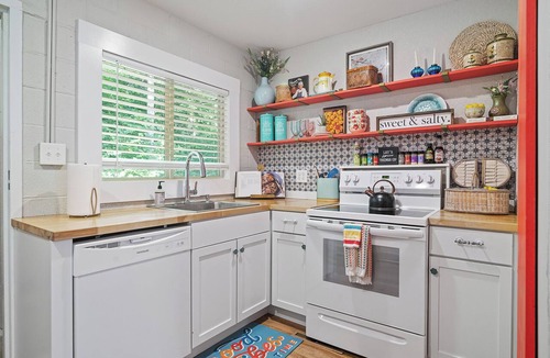 Manhattan Apartment | Manhattan KS Colorful Cottage ~ King Bed & Wi-Fi