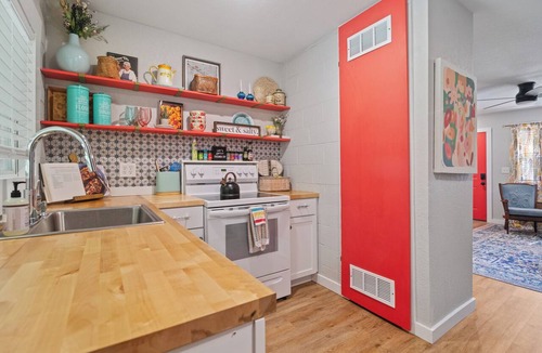 Manhattan Apartment | Manhattan KS Colorful Cottage ~ King Bed & Wi-Fi