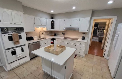 Ellendale House | Mansion Near Germantown Shopping Colonial with 9 King Beds