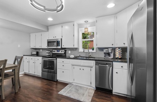 Grove House | Marina Breeze: Lake View > Central To Grove & Grand