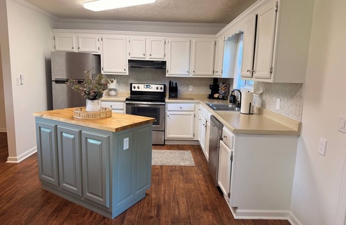 McKenzie House | McKenzie’s sweet-spot! Walk to Bethel ball fields