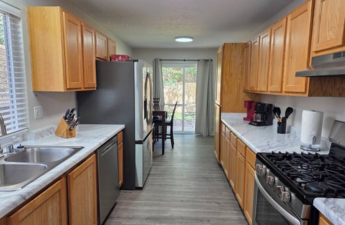 Northeast Heights House | Metro Dreamzz” 4 bedroom, Pets Welcome, 5G Fiber Wifi !