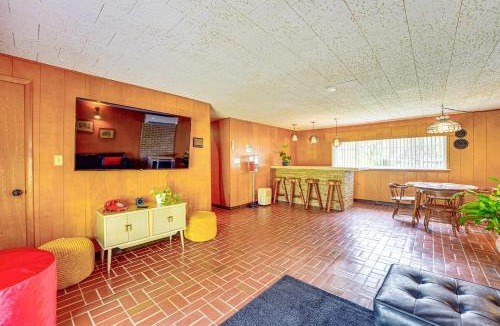 Monett House | Mid-Century 1950s Home W/Carport Near Route 66