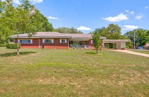 Monett House | Mid-Century 1950s Home W/Carport Near Route 66
