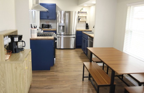 Pryor House | Midcentury corporate retreat! 5 minutes to mid-America. 13 minutes to Rocklahoma