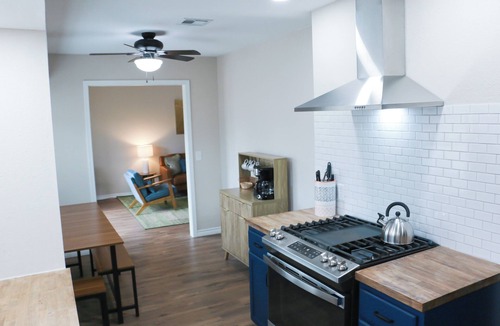 Pryor House | Midcentury corporate retreat! 5 minutes to mid-America. 13 minutes to Rocklahoma