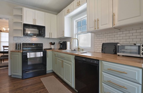 Midtown Crossing House | Midtown Manor: Full Kitchen + A/C + Backyard + Washer & Dryer