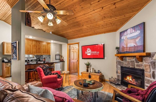 Reeds Spring Cabin | "Mighty Oaks" Stonebridge Lodge - Extra twin, end of the road and close to SDC - Lodge #80