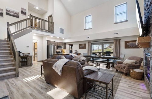 Branson Cabin | Minutes to Table Rock & Thunder Ridge: Private Hot Tub & Free Attraction Tickets