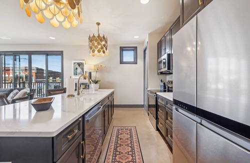 Lebanon Apartment | Modern 2BR : Historic Lebanon Sleeps 4