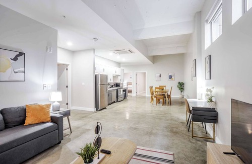 Downtown Cincinnati Apartment | Modern 3BR Apt at Textile | CozySuites