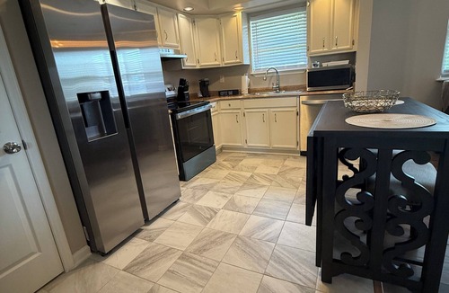 Jeffersonville House | Modern 3BR house in Jeffersonville minutes from Louisville. Close to everything.