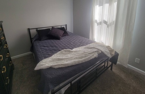 Doling House | Modern 4 bed with fenced yard, parking, wifi, security, convenient location!