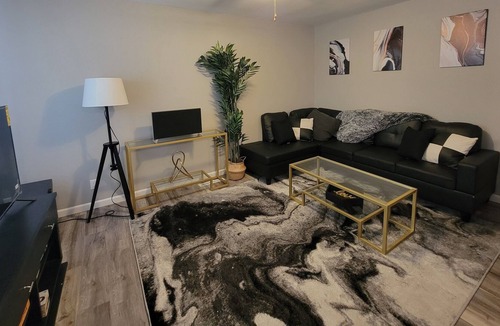 Doling House | Modern 4 bed with fenced yard, parking, wifi, security, convenient location!