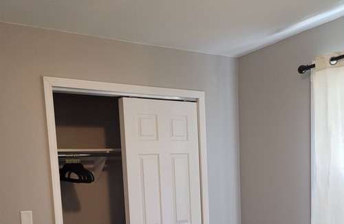 Doling House | Modern 4 bed with fenced yard, parking, wifi, security, convenient location!