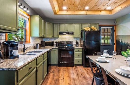 Wears Valley Cabin | Modern 4-bedroom Cabin w/Hot Tub/Game Room/Fire Pit/Backyard