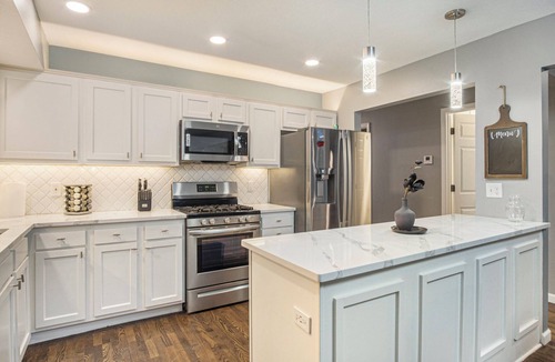 Omaha House | Modern 4BR Near Downtown, Chef Kitchen, Fenced Yard, EV Charger, W/D