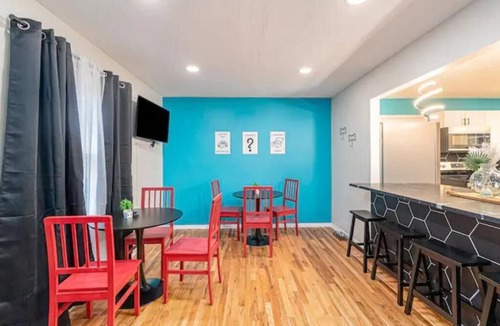West Omaha House | Modern 6BR Millard, 3 King Suites, Workspace, W/D, Pet-Friendly, 940 Mbps