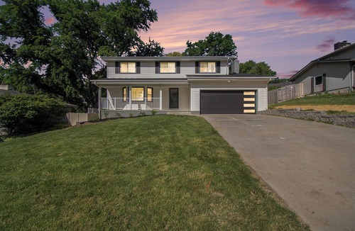 West Omaha House | Modern 6BR West Omaha, 2-Car Garage, W/D, Smart TV, Pet-Friendly, 1 Gbps