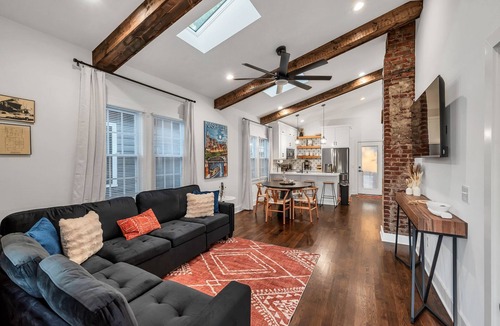 Germantown House | Modern and Cozy Bungalow Near City Center