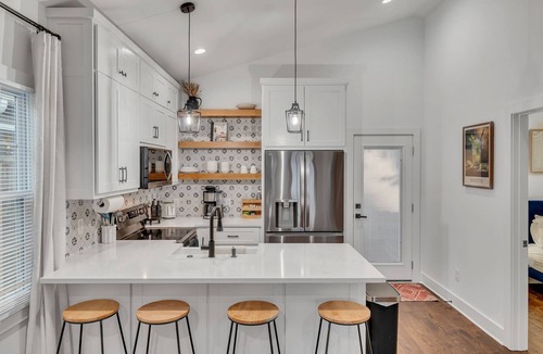 Germantown House | Modern and Cozy Bungalow Near City Center