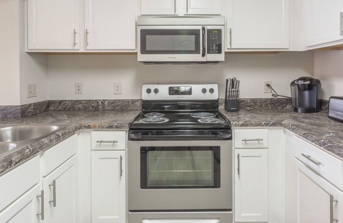 Broken Arrow Apartment | Modern Apartment in Prime Location (ID3947)