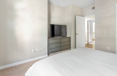 Germantown Apartment | Modern Apartment in Prime Location (ID6837X52)