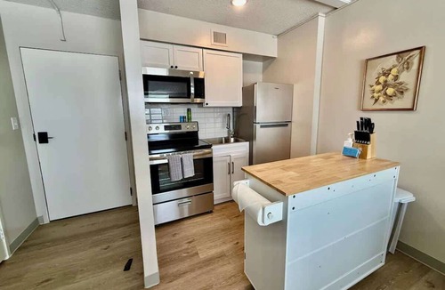 North Central Omaha Apartment | Modern Apartment Near Fitness & Pickleball