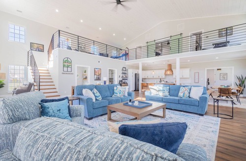Clay City House | Modern Barndo, Hot Tub, Sauna, Fire Pit, 20 min RRG, Rec Room, Pickleball