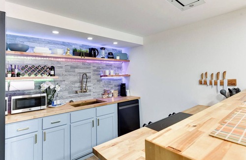 Southeast Omaha Apartment | Modern Chic Retreat | Luxe Comfort & Style