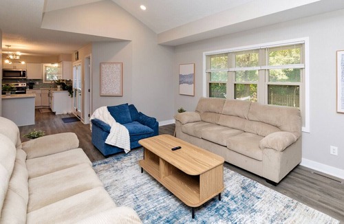 Clive Apartment | Modern Comfort in Des Moines` West Side 4BR/2.5BR