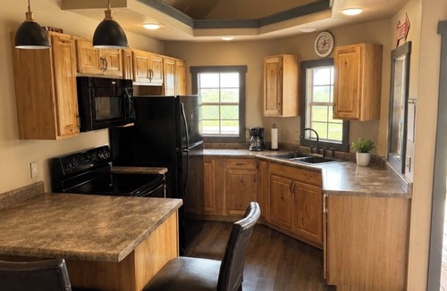 Gregory Cottage | Modern Cottage 56 Getaway -Walk to Food, Drinks & Fun