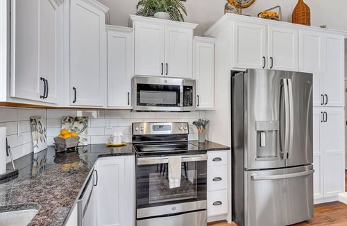Hollister House | Modern Farmhouse- Dog Friendly- Indoor Pool- Pickleball- Foosball- Shuffleboard- Free Daily Tickets