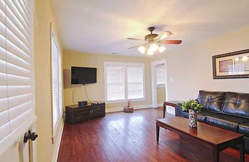 Florence House | Modern Florence Suite Near UNA with Patio Sleeps 4