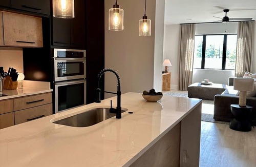 New Pathways Villa | Modern Group Oasis w/Private Rooftop Deck, Steps to FedExForum