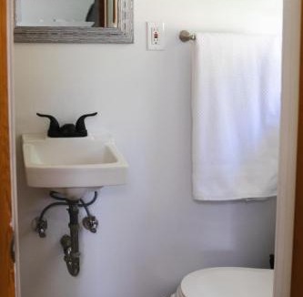 Morris House | Modern Home Near Arrowhead Stadium Sleeps 7