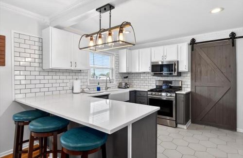 Kenwood Hill House | Modern Louisville home w private yard & home gym