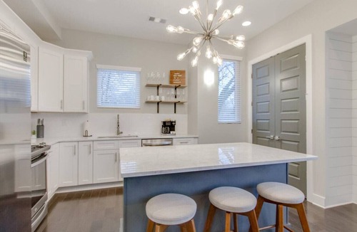 Hadley - Washington Villa | Modern Luxe Escape | Rooftop Views | Near Downtown