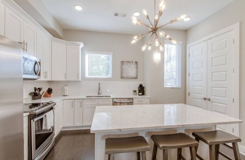 Hadley - Washington Villa | Modern Luxury Retreat | Central Nashville