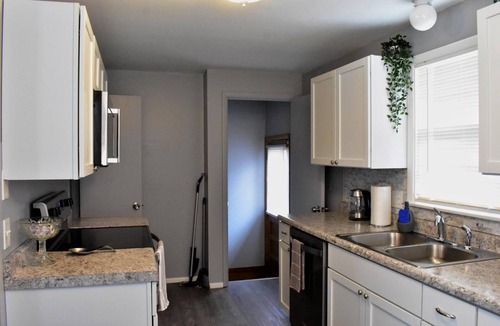 Manhattan House | Modern & Spacious ~ Near Bill Snyder ~ ♛Royal Beds