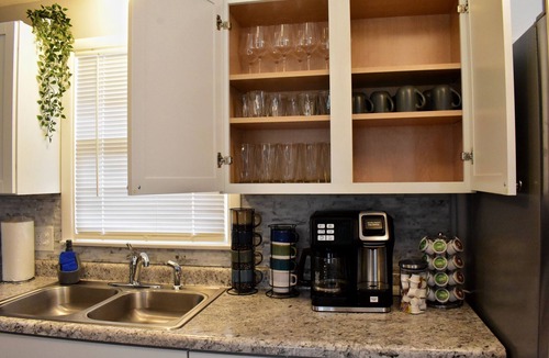 Manhattan House | Modern & Spacious ~ Near Bill Snyder ~ ♛Royal Beds
