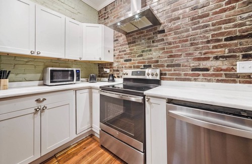 Shelby Park House | Modern stay close to UofL & downtown Louisville!