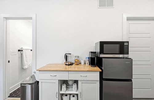 Phoenix Hill Apartment | Modern studio apartment with dedicated workspace!
