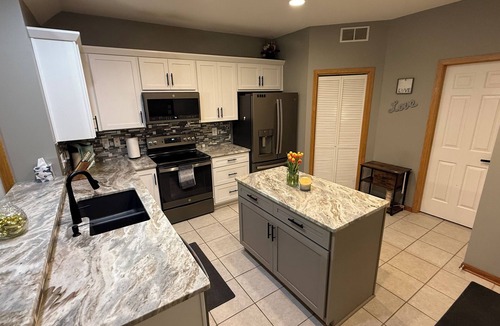 West Des Moines House | Modern Townhouse Near Jordan Creek & Topgolf ~ Spacious 2-Story Retreat